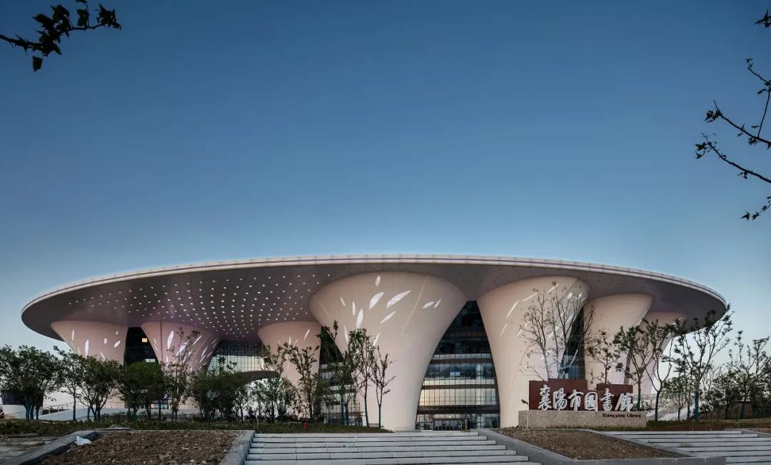 襄阳网红图书馆，自然光线下的现代阅读空间-15