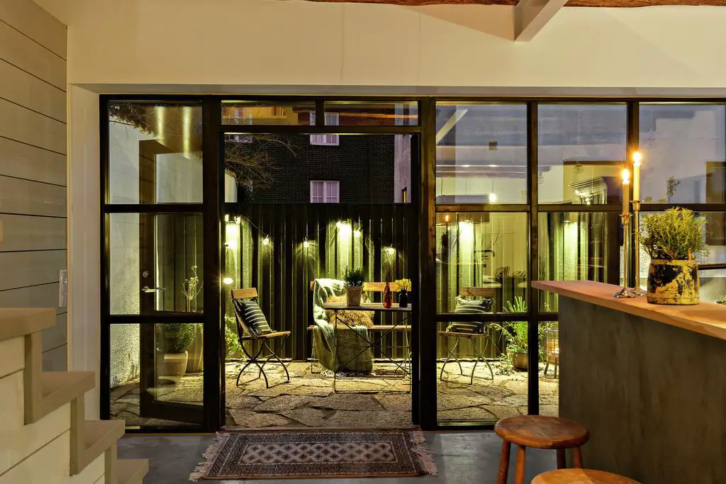 "瑞典 19 世纪古宅现代改造，工业风格窗户展现独特魅力"-21