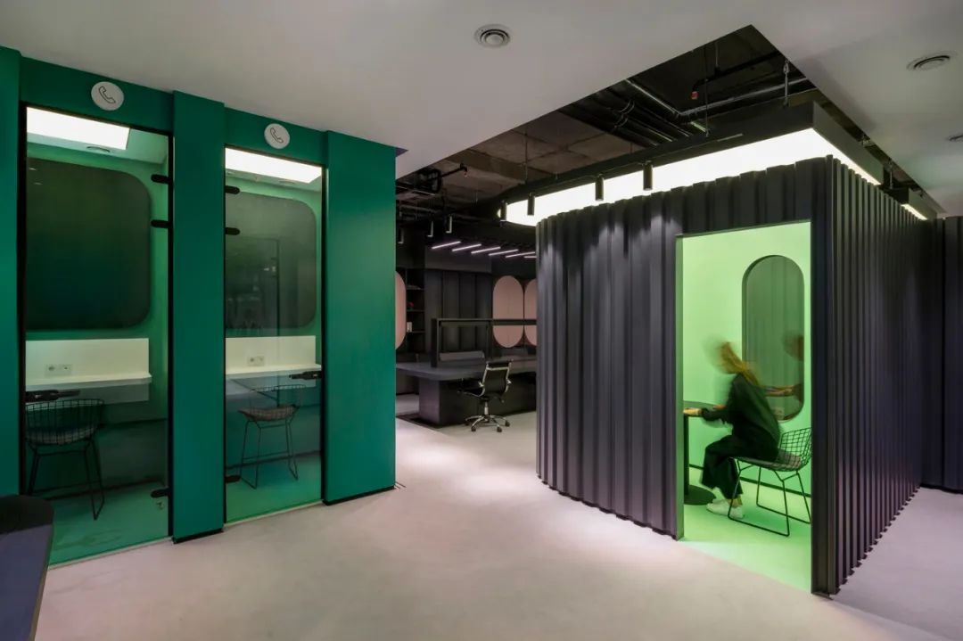 漂浮太空间的化妆品工作室丨波斯花园工作室-21