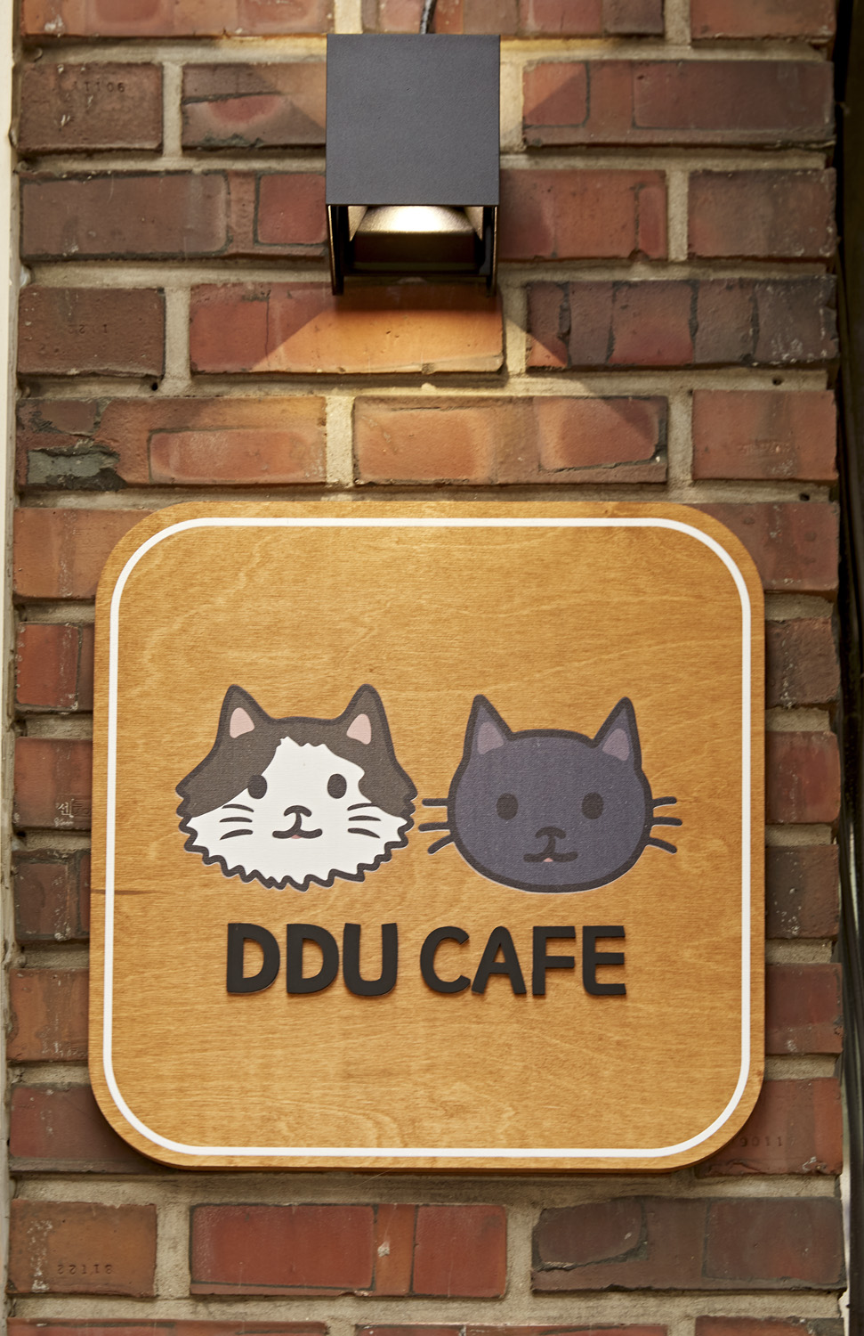 十平米迷你咖啡厅，极简风格的设计魅力-13