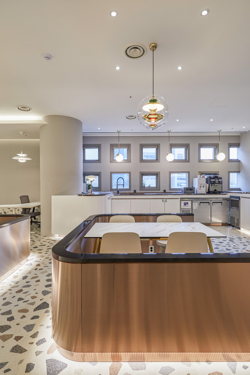 照明点缀的现代共享办公空间-10