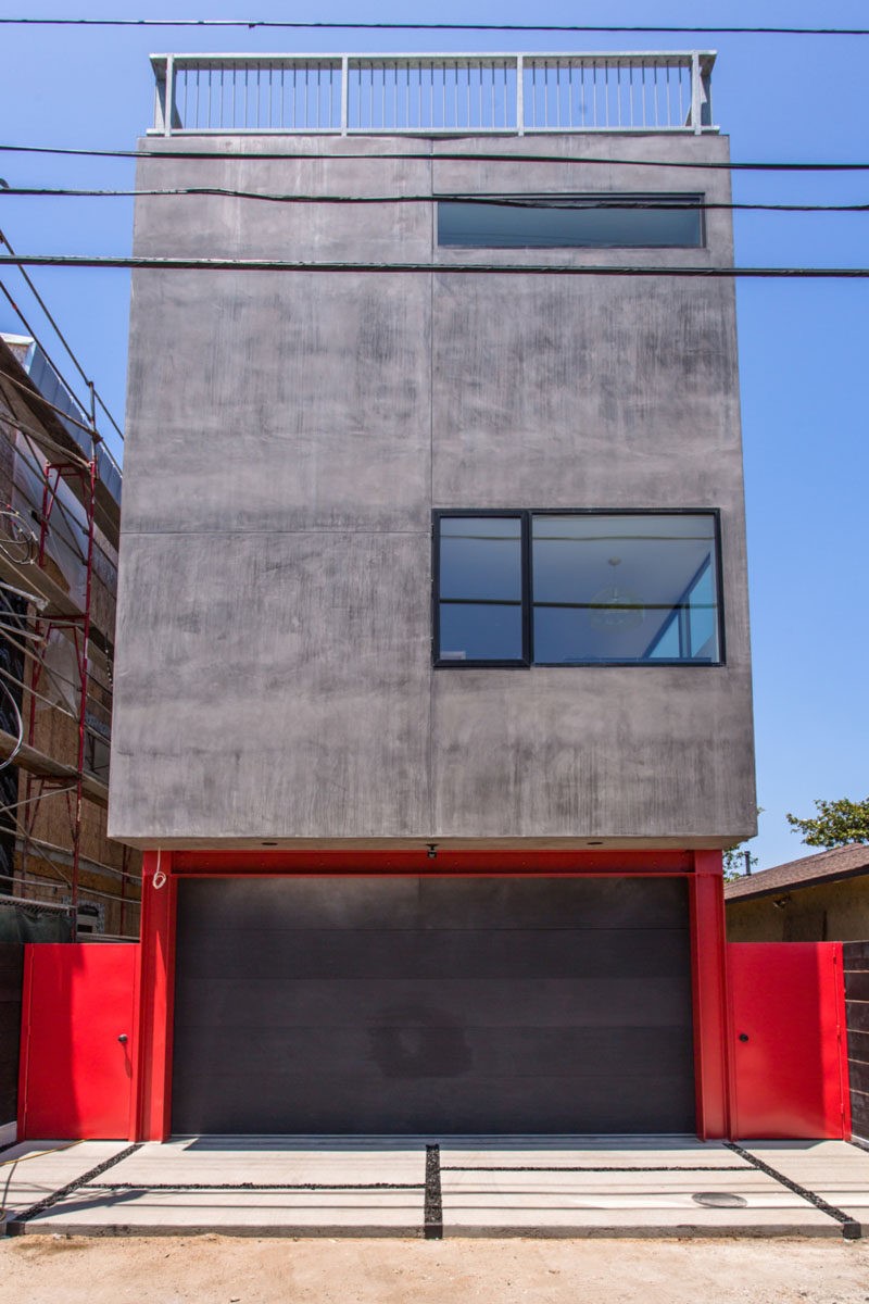 洛杉矶：一个穿着深色灰泥和瓷砖的新房子来到了这里-2