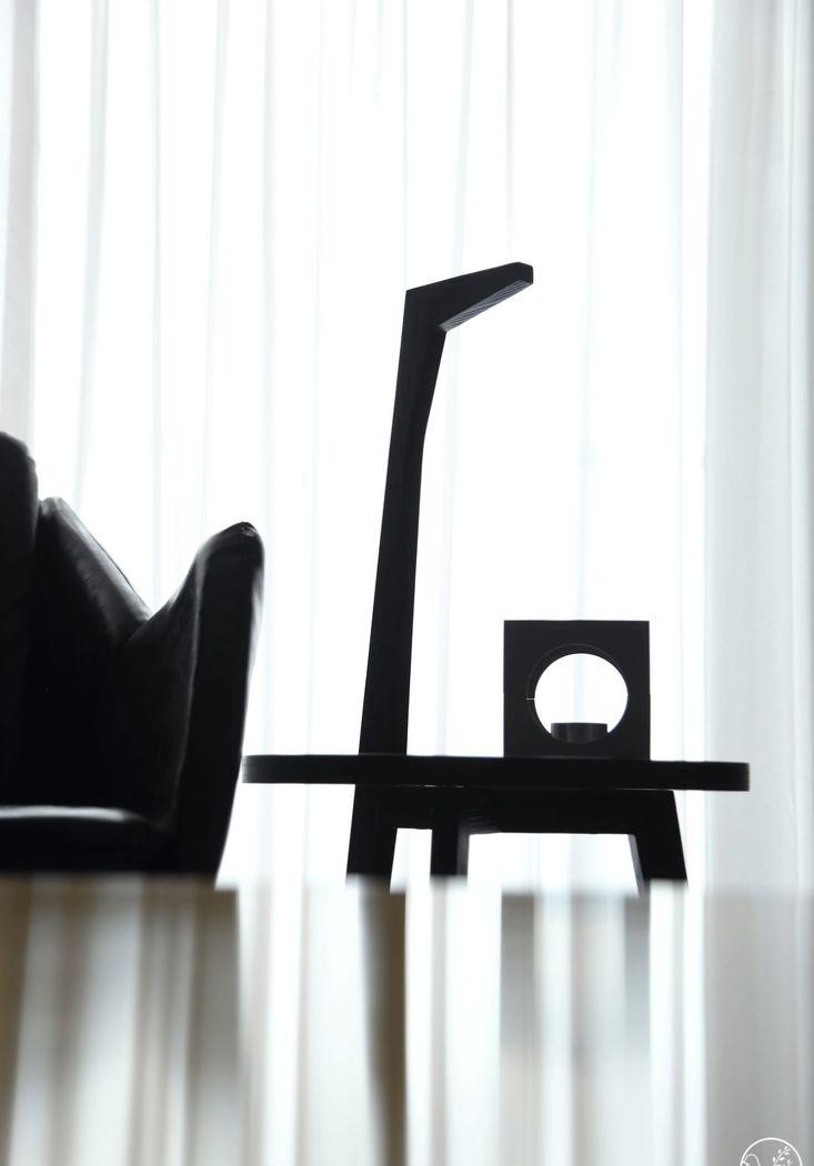 清羽设计丨平层丨黑白冷调如何打造温馨小家-18