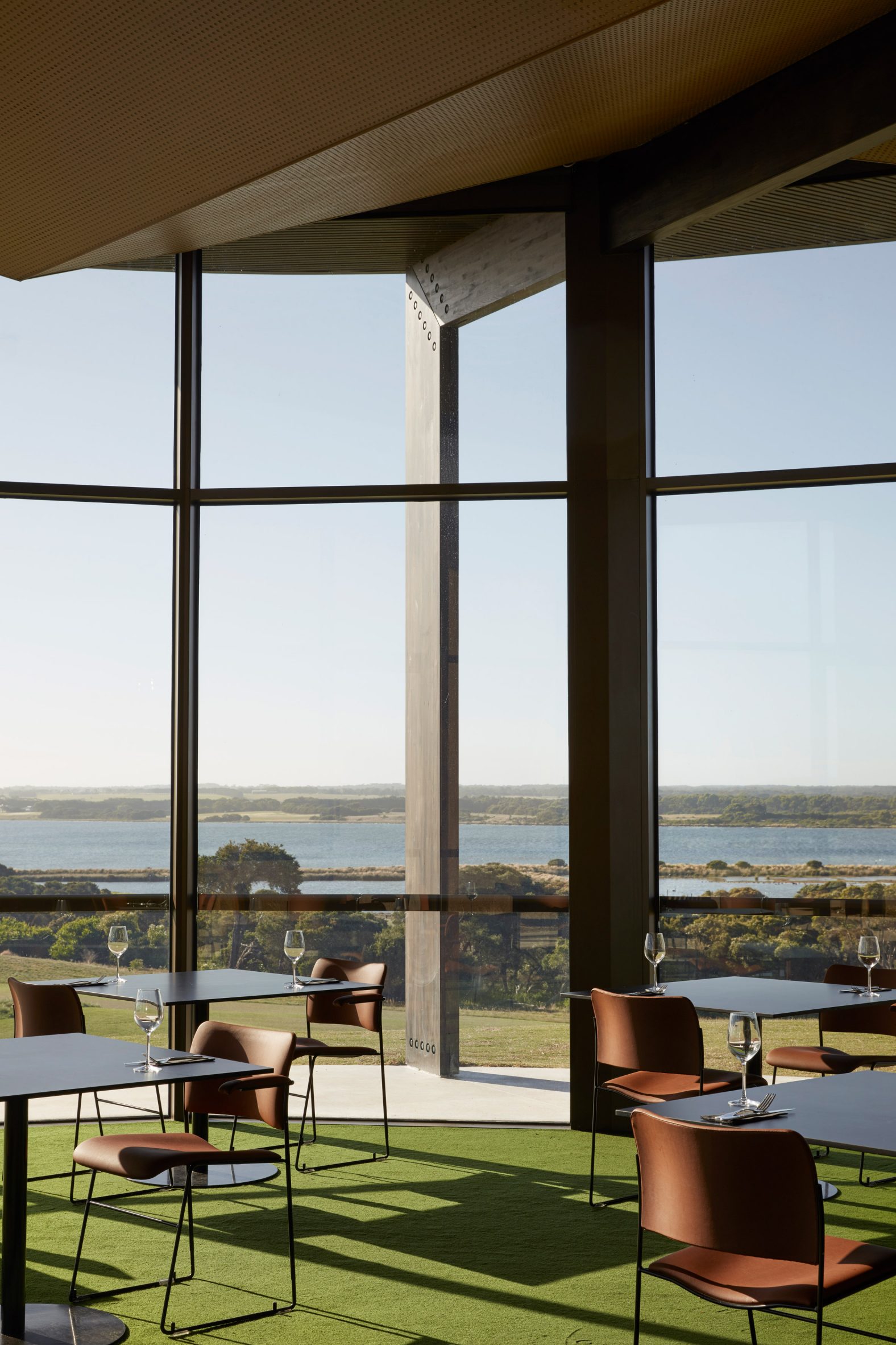 墨尔本 Lonsdale Links 高尔夫俱乐部 | 景观嵌入式的混凝土建筑-28