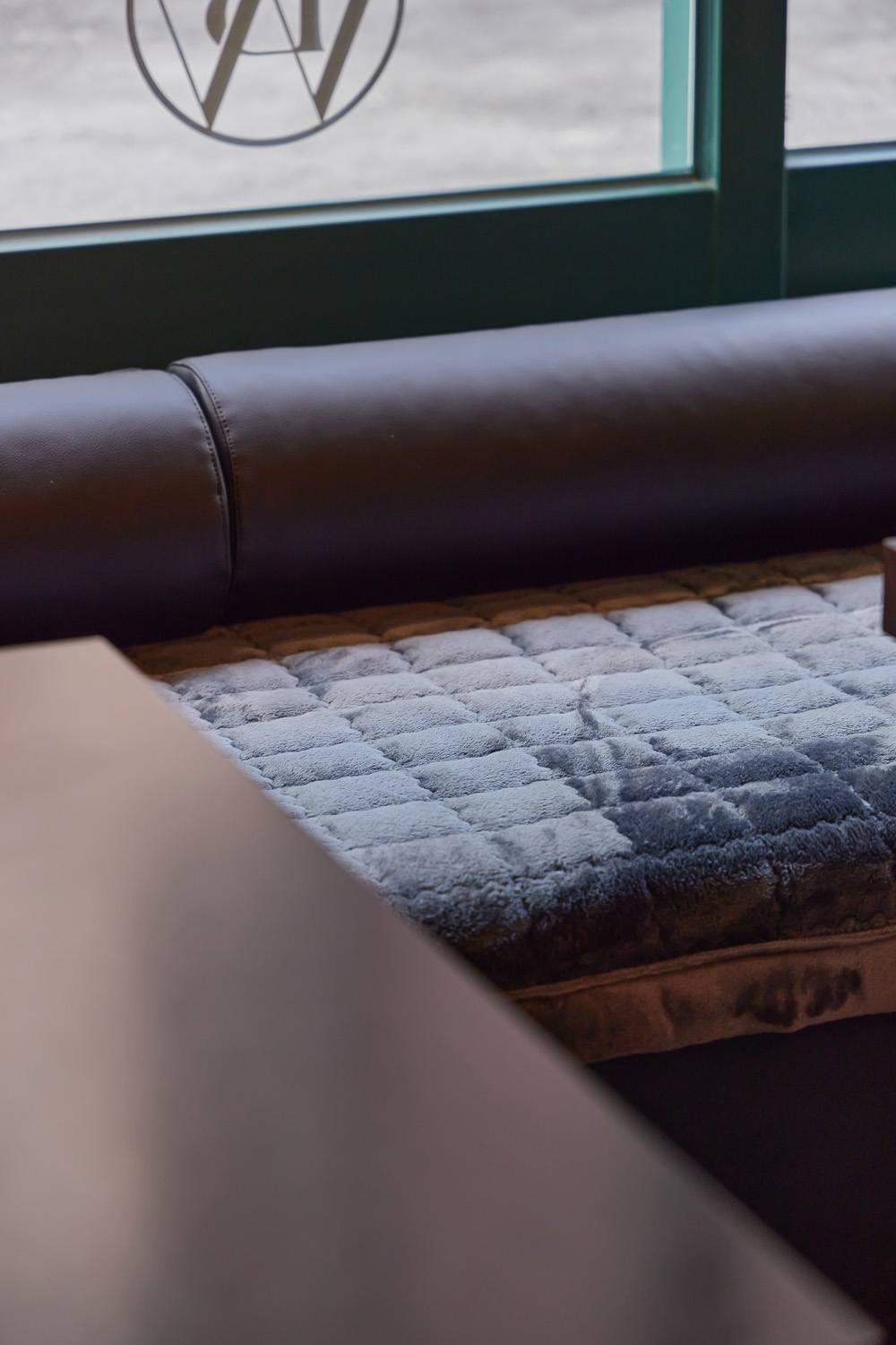 "葡萄酒庄的精致设计 | 14 平米的小空间，无限可能的视觉盛宴"-16