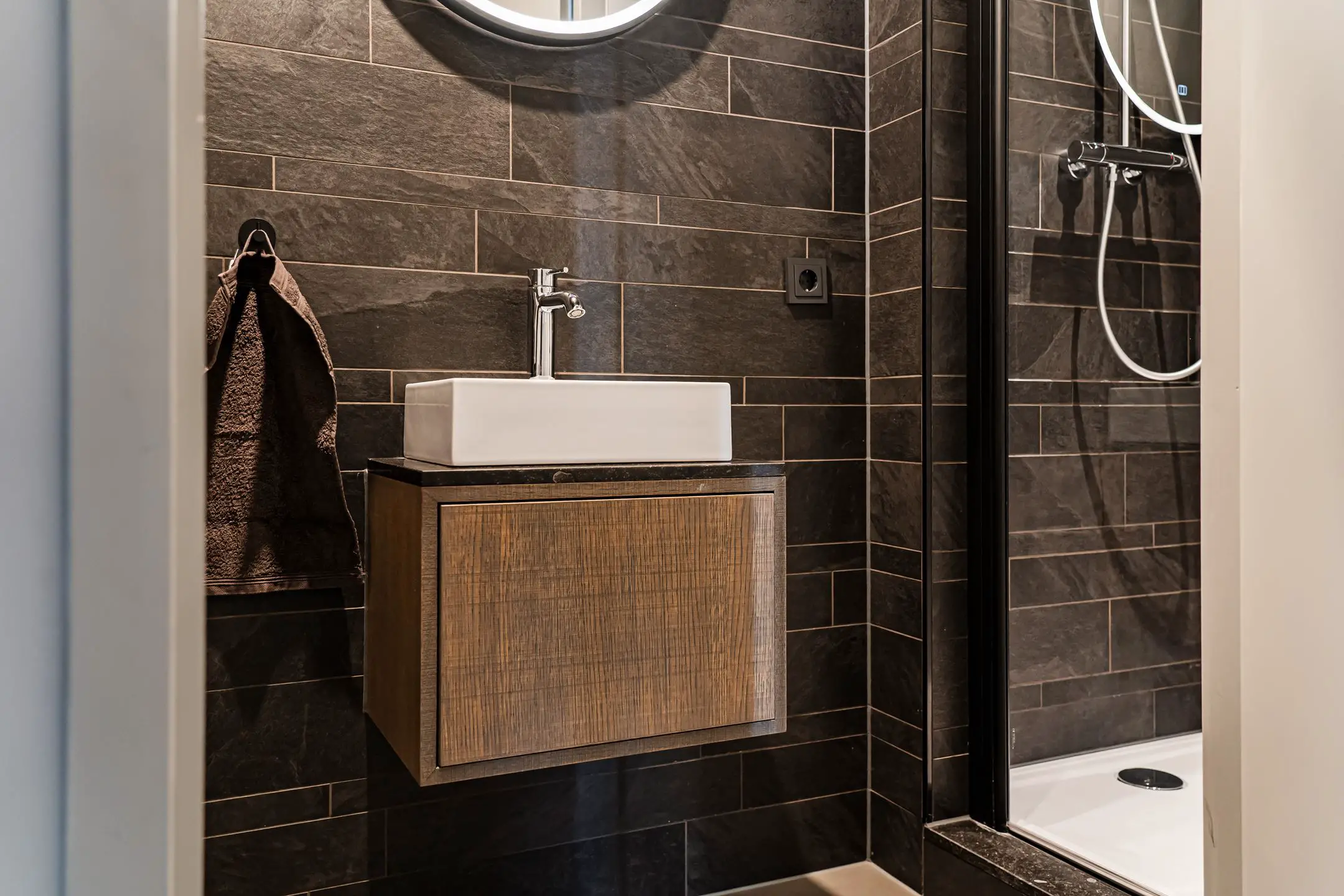 荷兰黑顶时尚公寓的惊艳设计-15