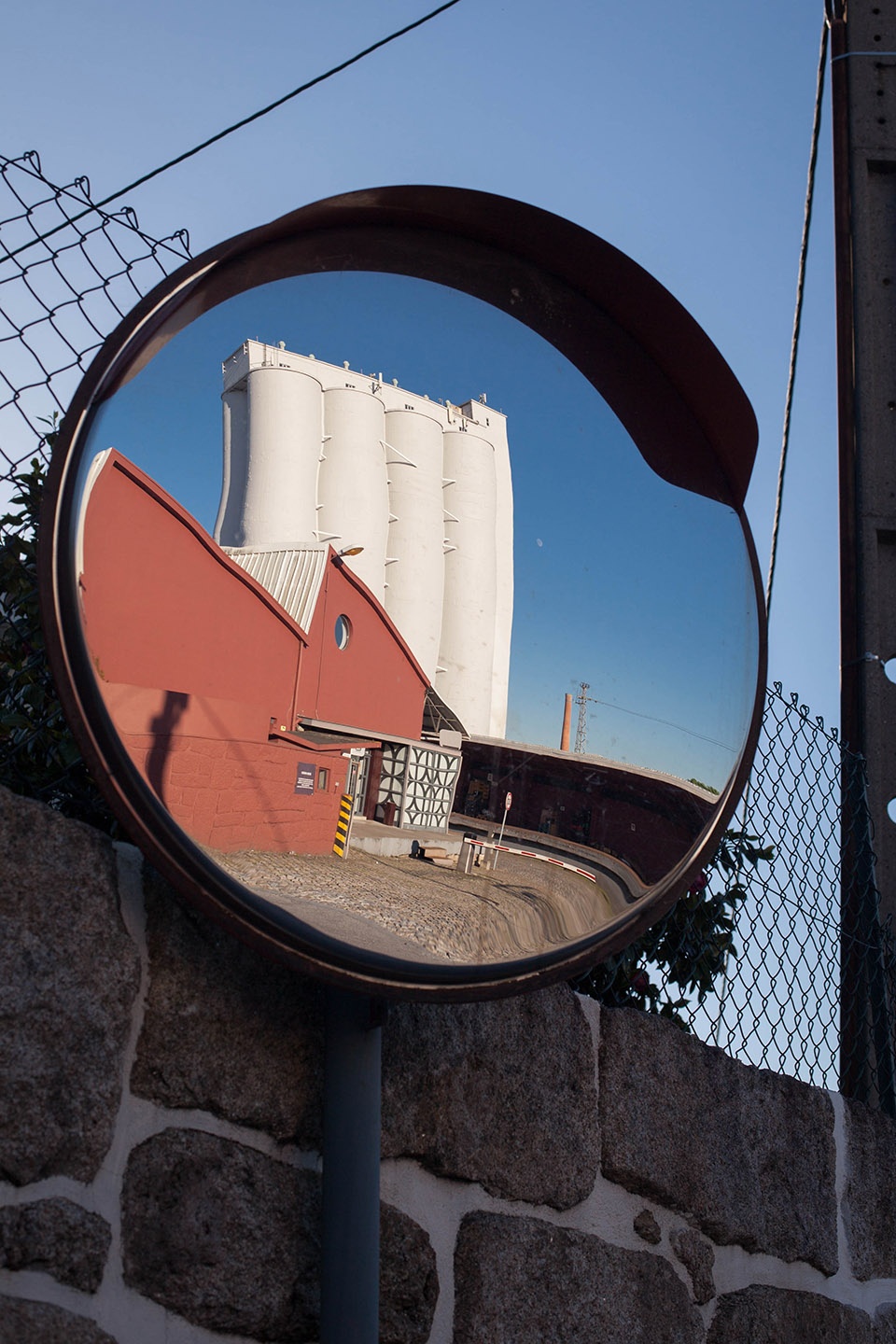 葡萄牙 Travessa 装置 | 铁钉固定的历史与艺术平衡-19