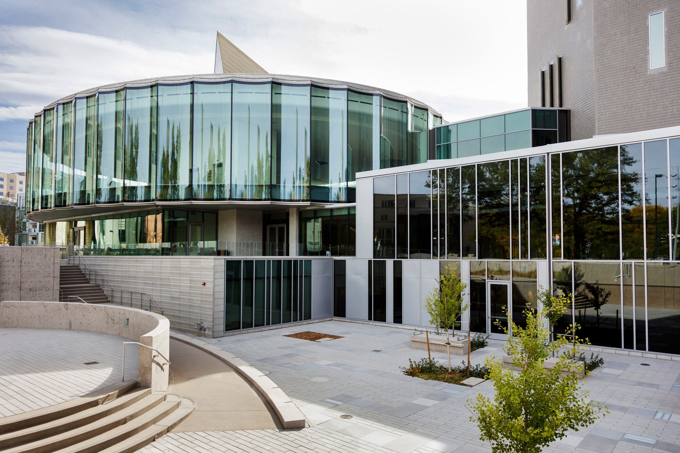 丹佛艺术博物馆扩建亮相，圆形欢迎中心成亮点-19