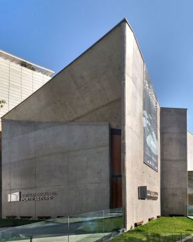 Porto Seguro Cultural Center / Yuri Vital