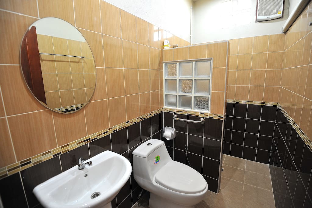 单层抬高地台带中央鱼池的现代风格住宅-14