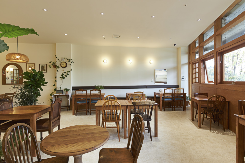 简约 25 坪咖啡店，展现白色木质空间魅力-5