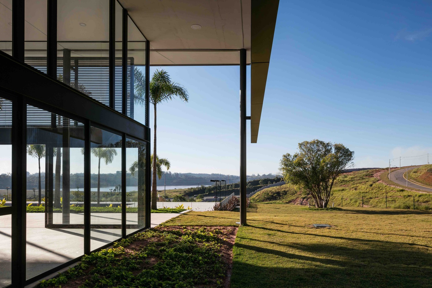 巴西自然景观中的社交俱乐部总部-75