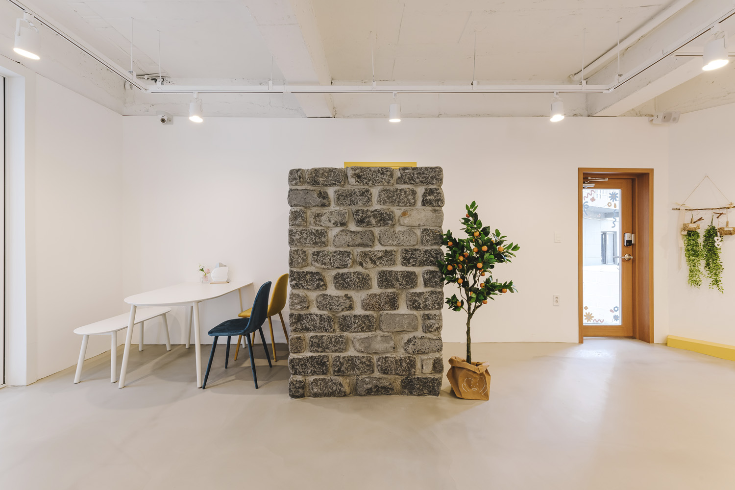 黄色亮点可爱风，20 平米甜品咖啡厅设计成本-9