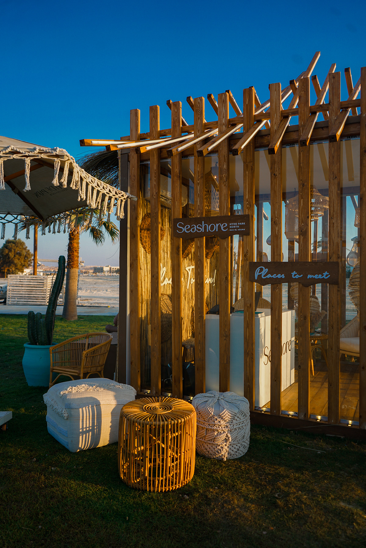 海边草屋美陈  超有氛围的户外露营网红打卡地展陈设计-8