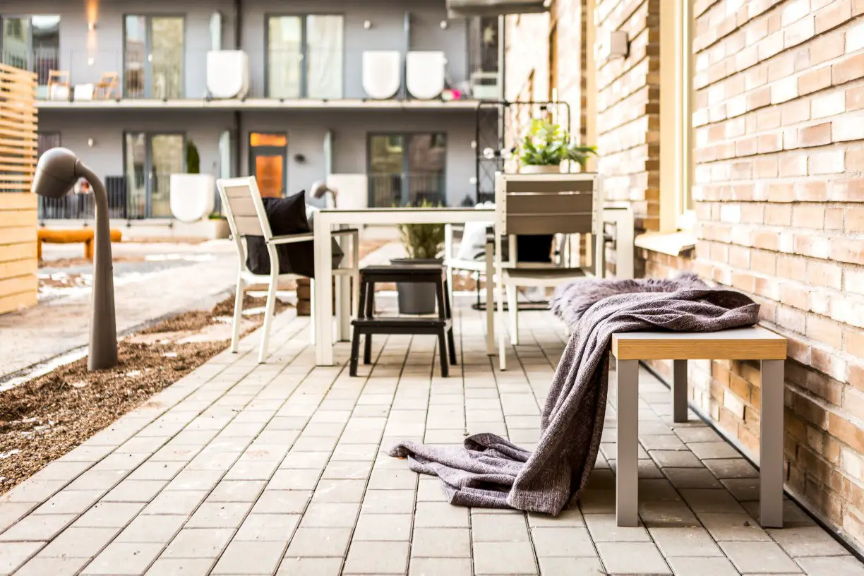 镜子的创意安装 | 藏在沙发后的艺术-18