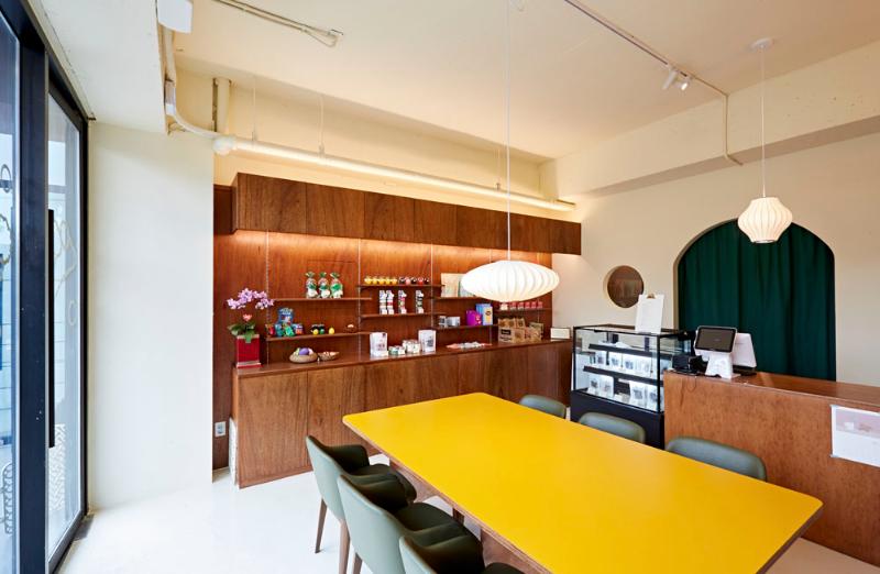 黄色桌点亮的 20 平米宠物食品店-6