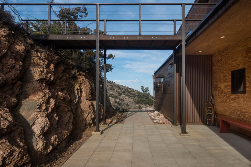 MAAD Peak House | 耐候钢打造的环保现代住宅-7