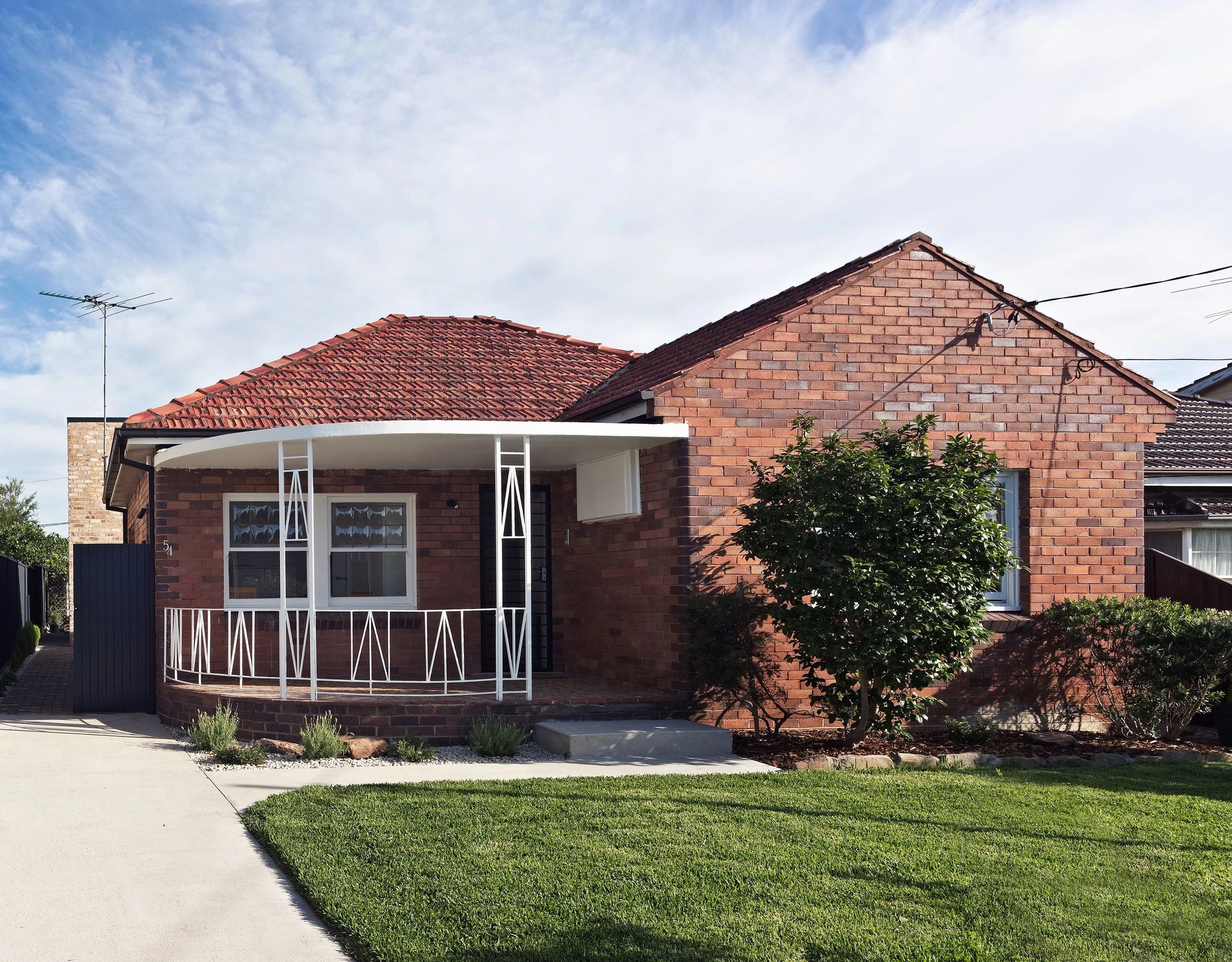 悉尼郊区绿意中的“假期氛围”住宅-12