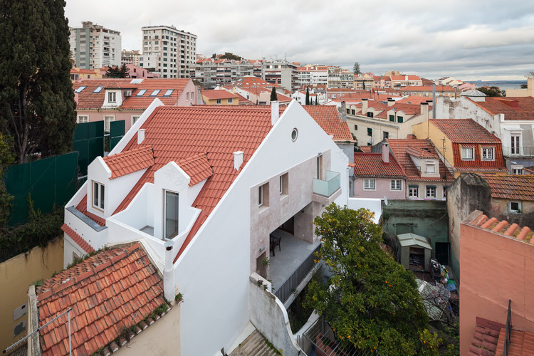 里斯本塔帕达教堂旁现代家庭住宅-5