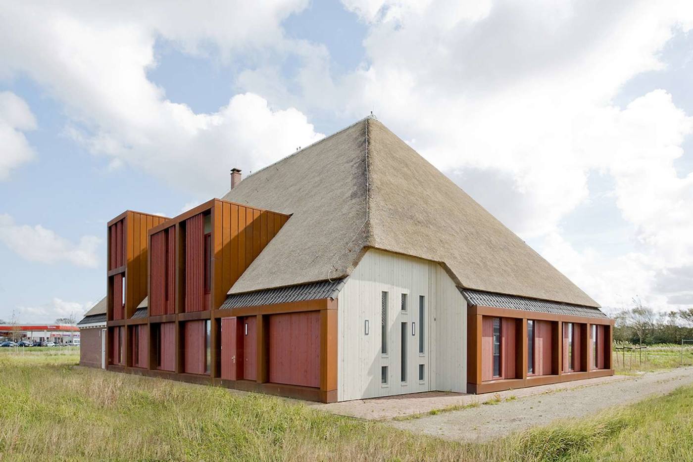 翻新旧农舍包容无助的人，同建筑一般脱胎换骨-1