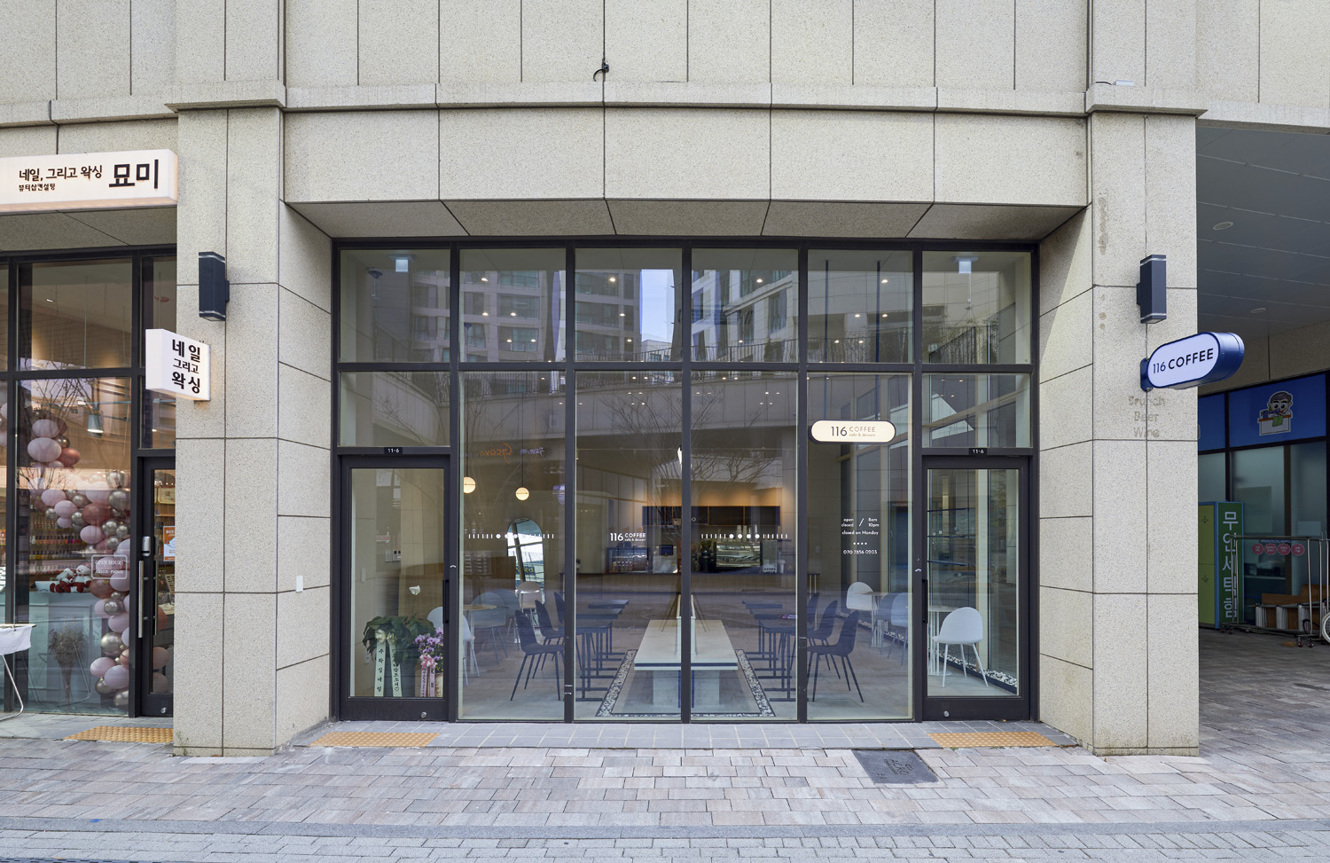 116 咖啡厅 | 简约单色与木质元素的 17 平米温馨空间-8