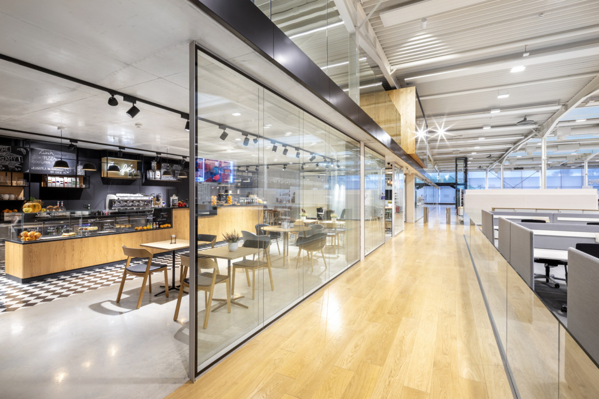 波兰 CCC 鞋包办公空间-14