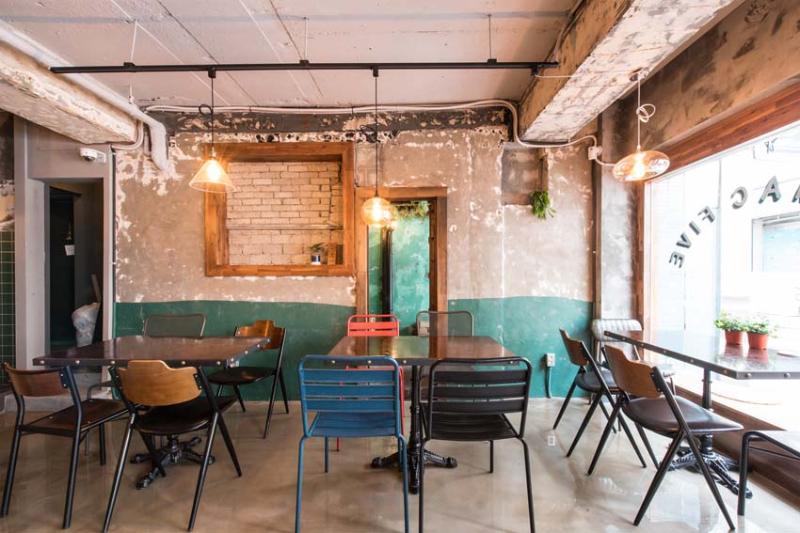 20 平米极简主义咖啡馆，裸露混凝土打造温馨空间-7