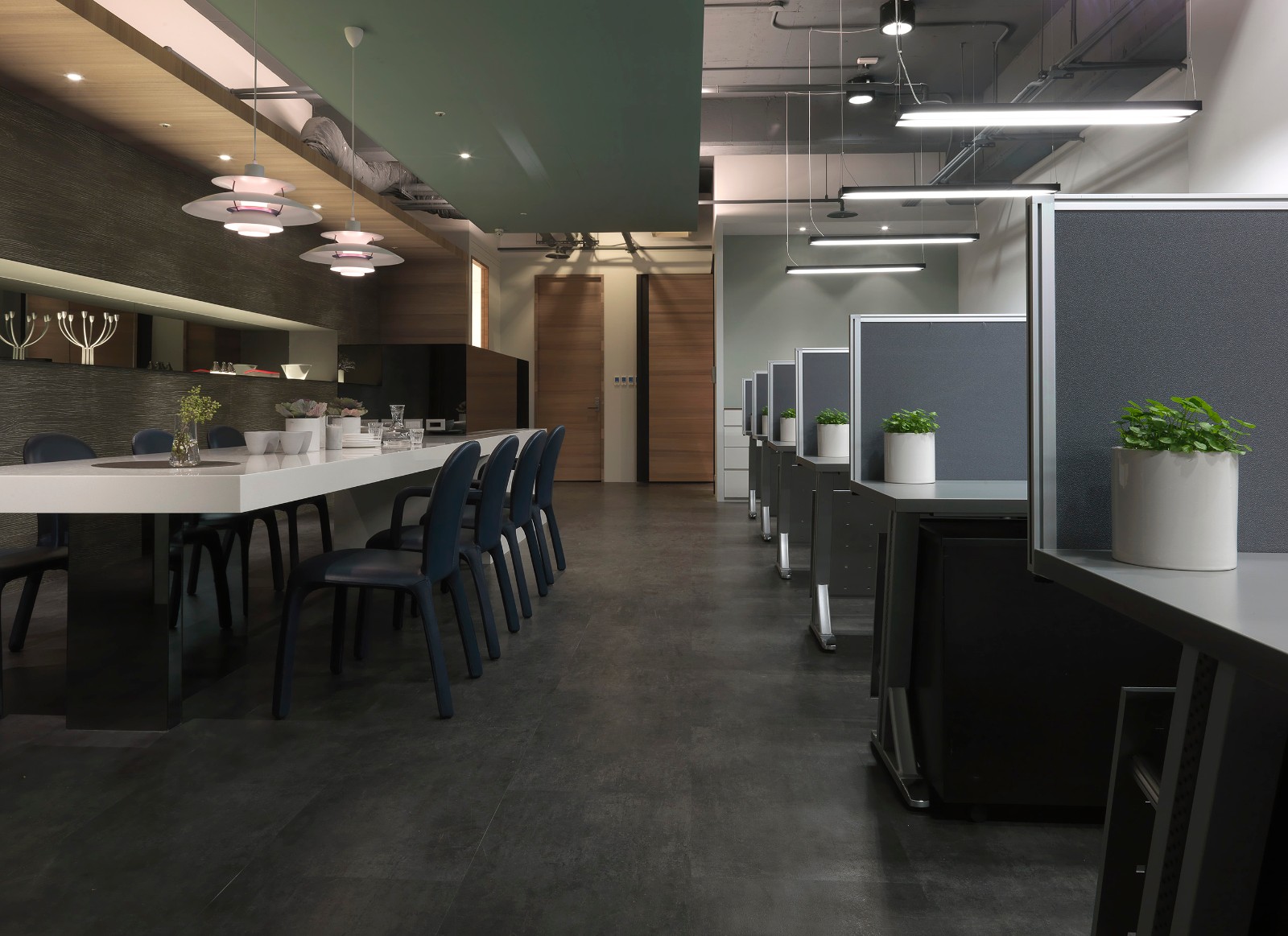 60 坪现代风办公室的绿意与工业时尚-11