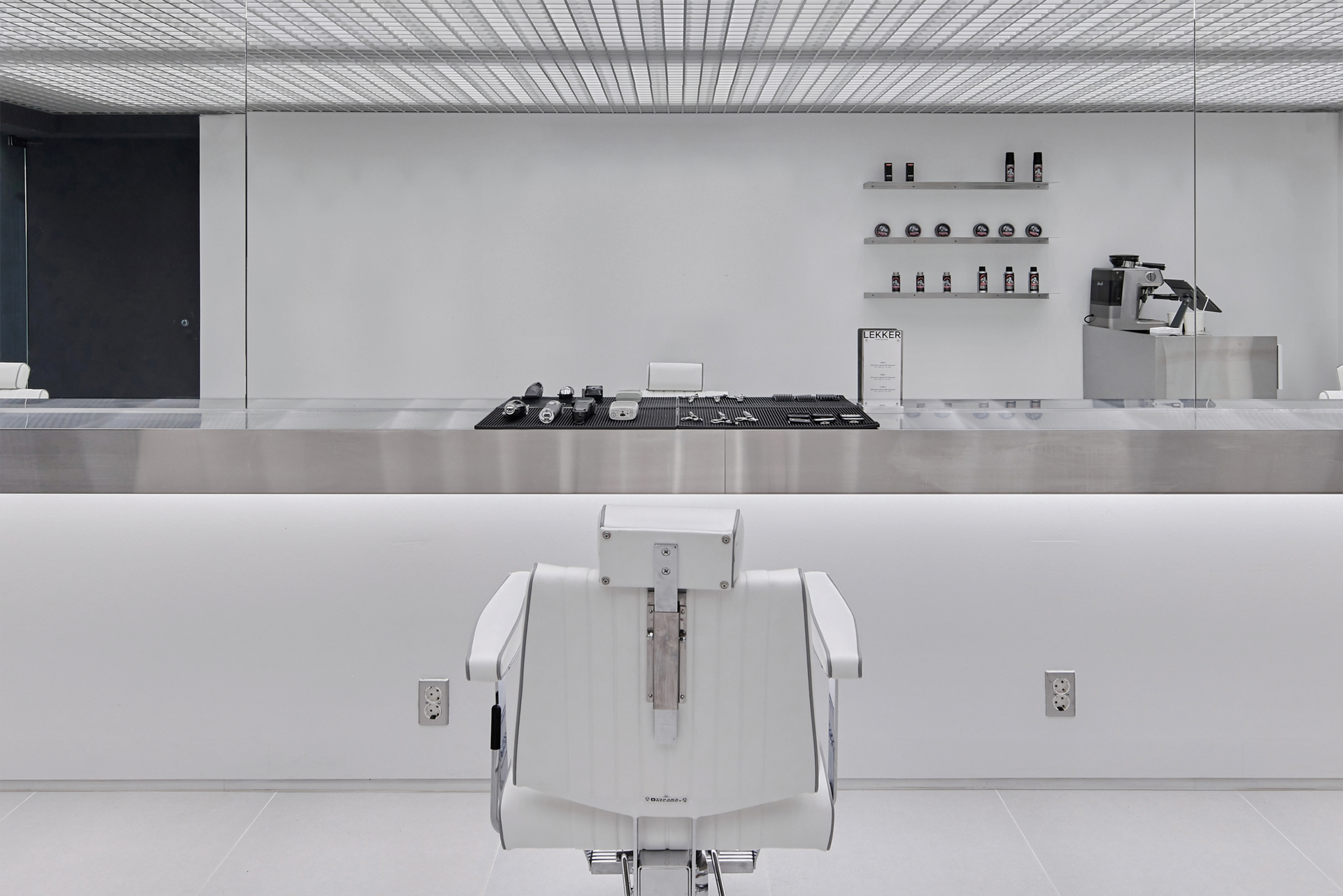 莱克 2

注：Lekker可能是一个特定的人名、品牌名等，2可能是编号等若有更具体的语境，翻译可能更精准 丨Docent Design-10