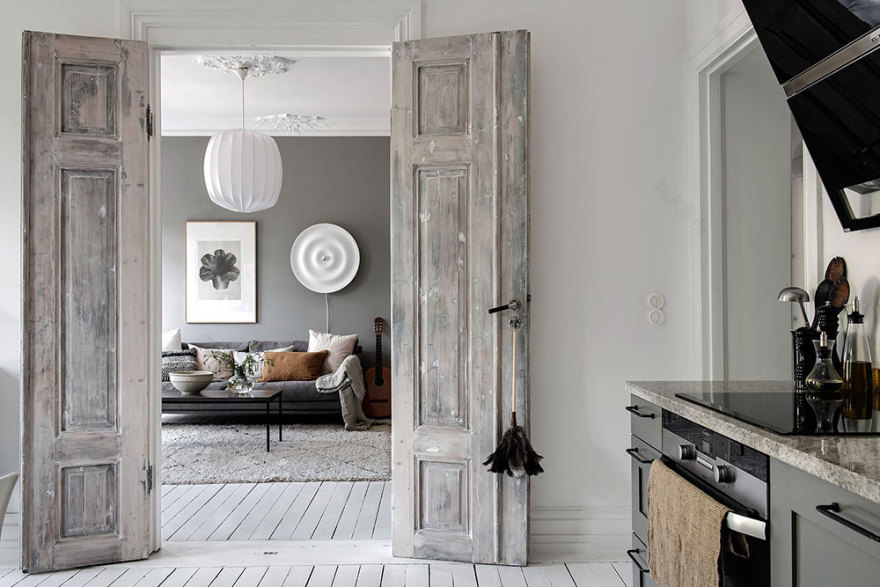 哥德堡优雅灰白公寓,复古门设计瞩目-17