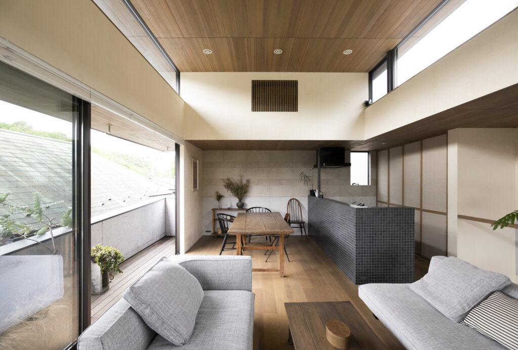 里山の風景を取り込む　室内と一続きの軒下テラスが豊かな時間をもたらす | Architecture | 100%LiFE-5