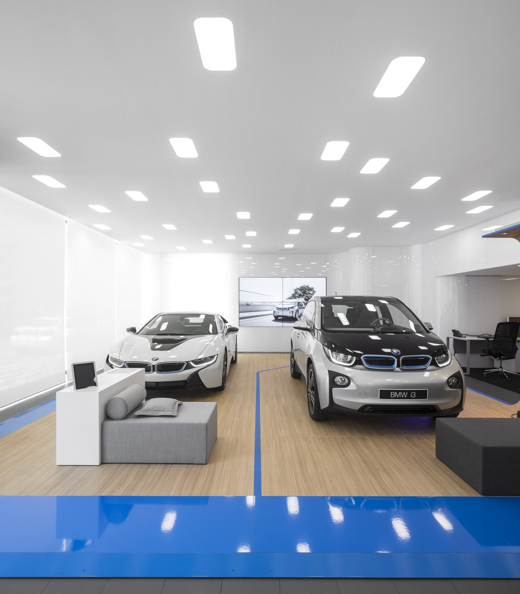 BMW i City Sales Outlet · 神秘动感白膜展示空间-19