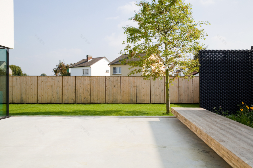 比利时小地块上的现代木构住宅-64