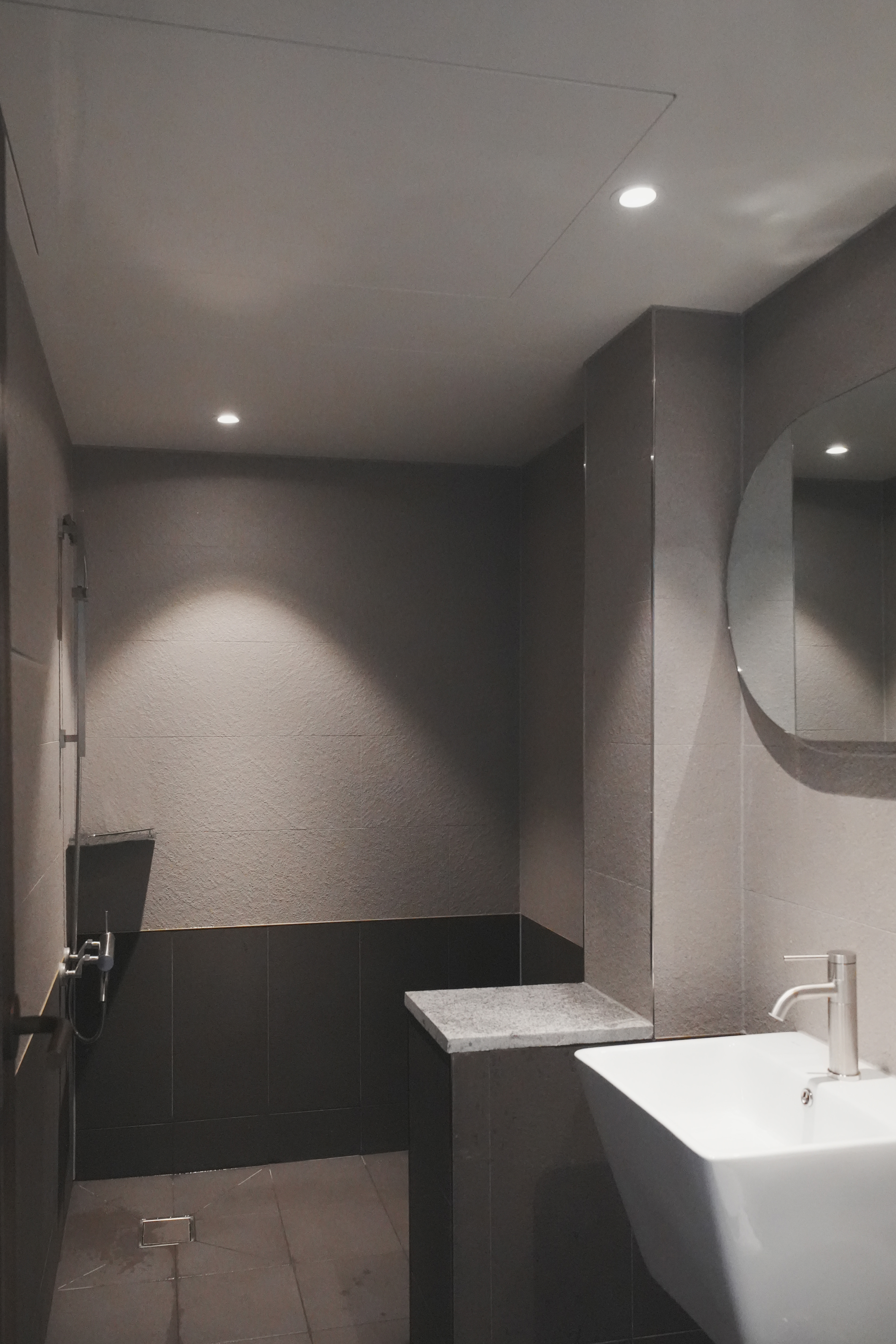 白色与木质的极简酒店设计-8