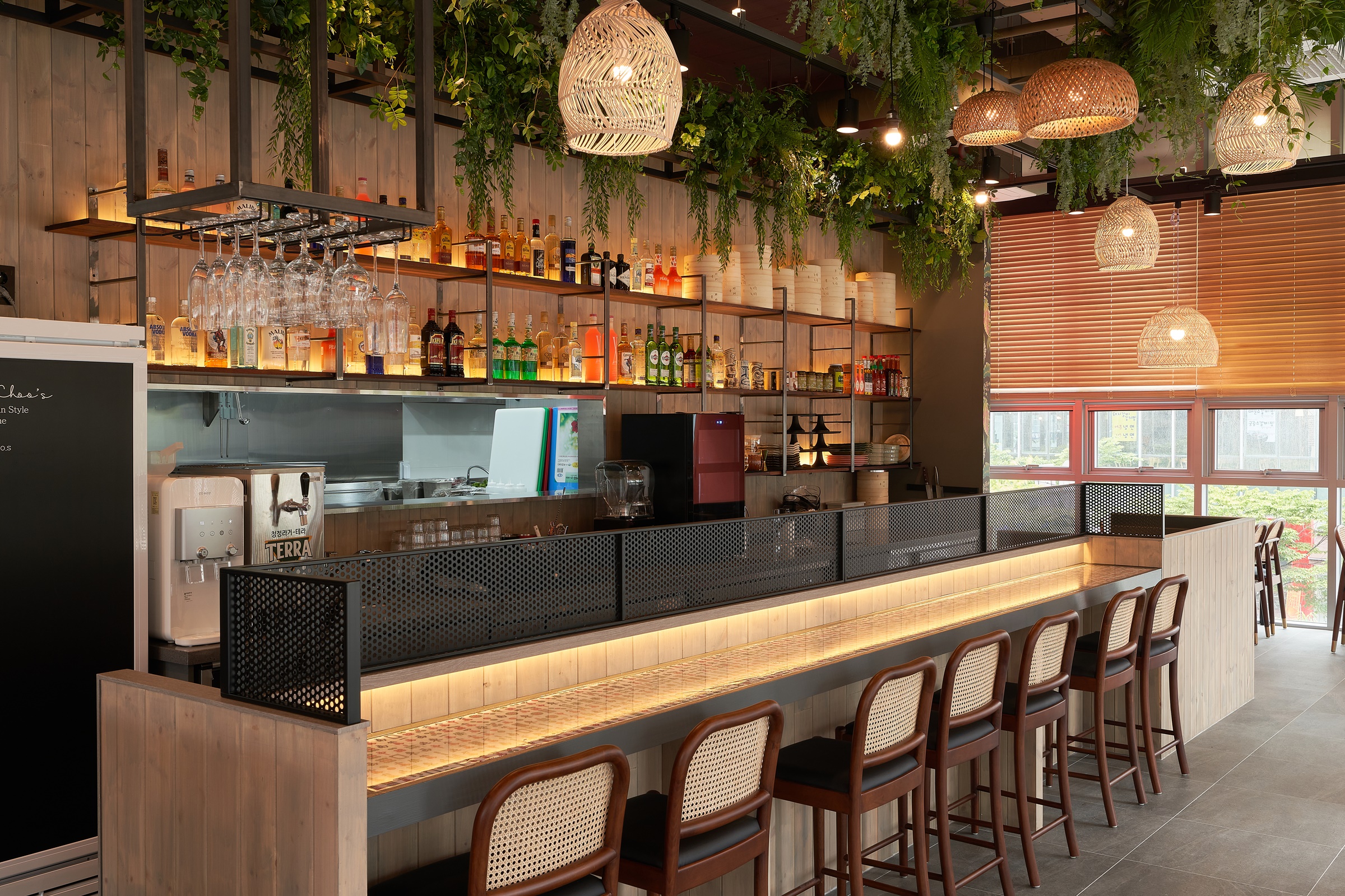 异域风情 35 平米亚洲餐厅设计-3