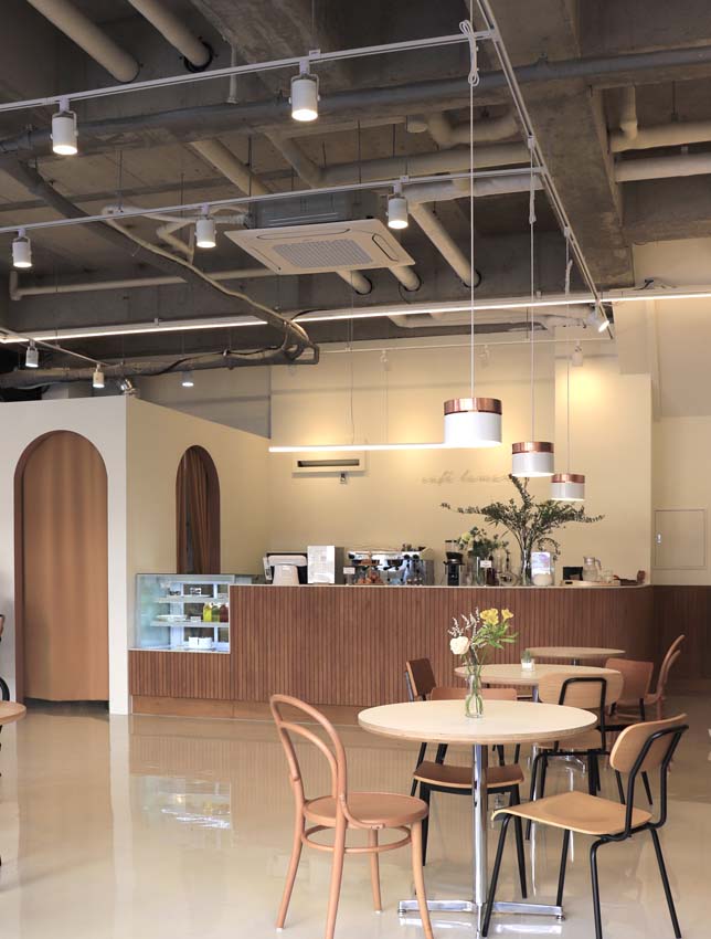 20 平米白色&木质现代咖啡厅设计-5