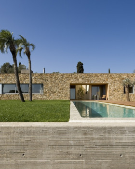 Bach Arquitectes 打造西班牙家庭画室 | 融入自然，功能齐全