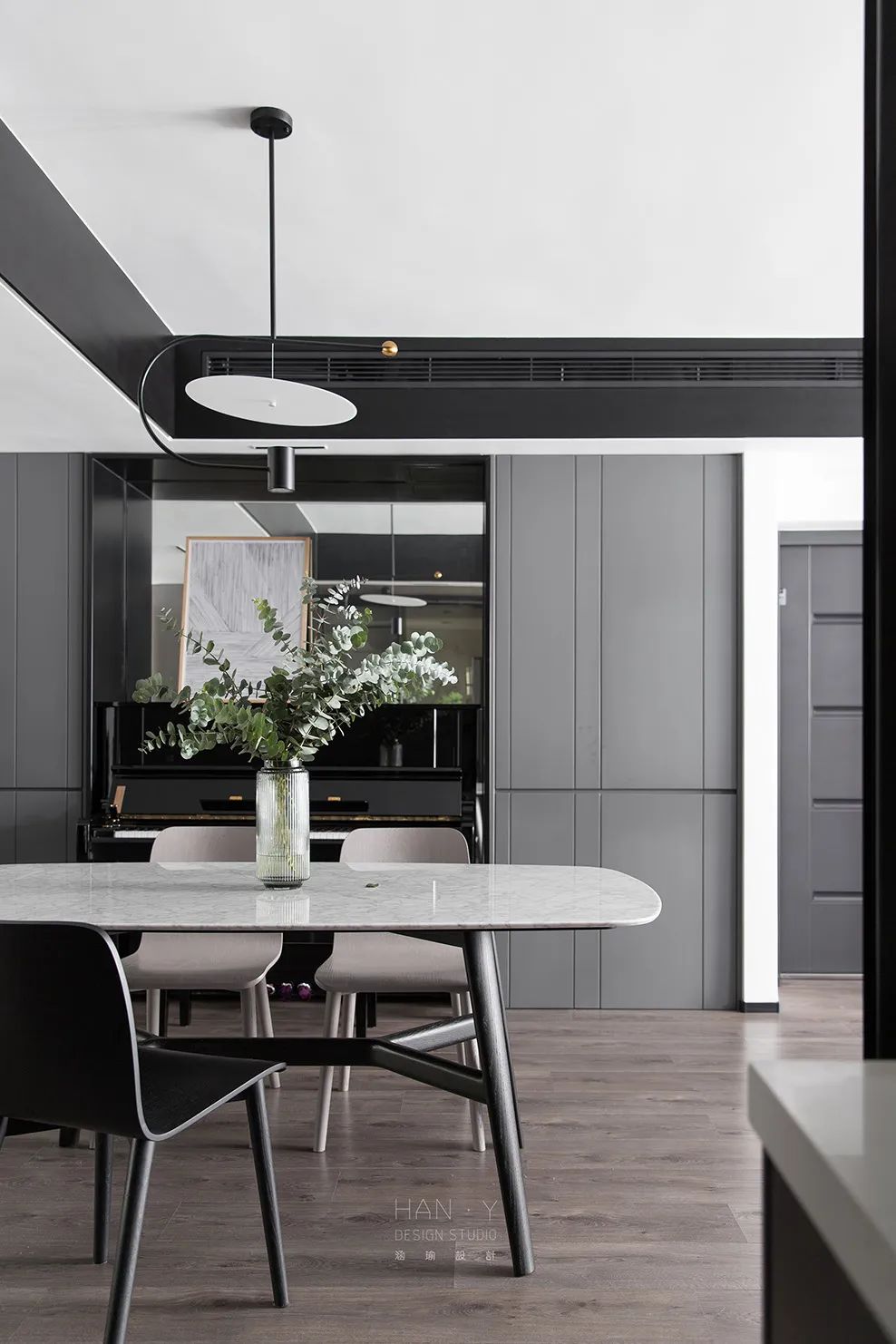 高级黑灰木元素，打造 100 平简约温馨家-26