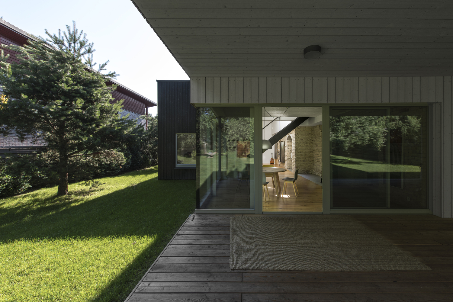 松树林中的现代住宅-39