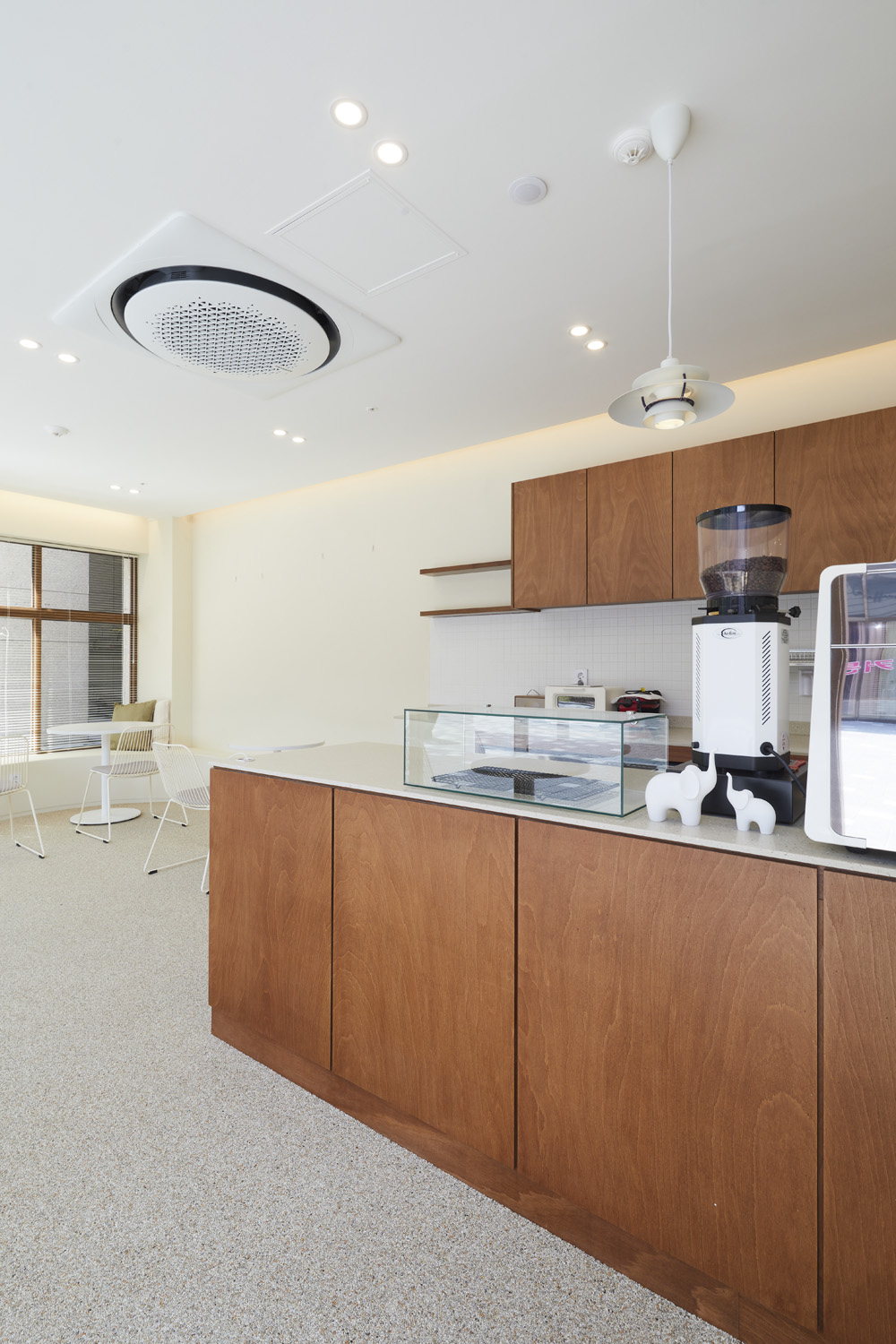 10 坪极简咖啡厅，打造温馨舒适空间-7