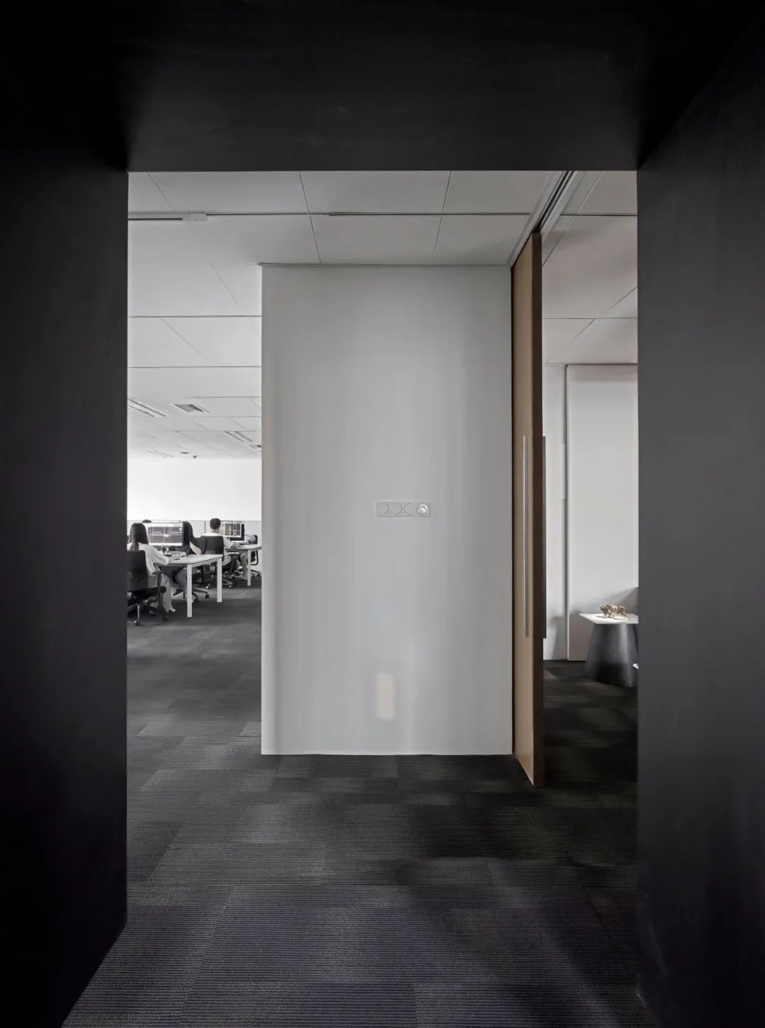 “黑亭”的无用之美,巧妙划分空间打造多功能办公环境-24