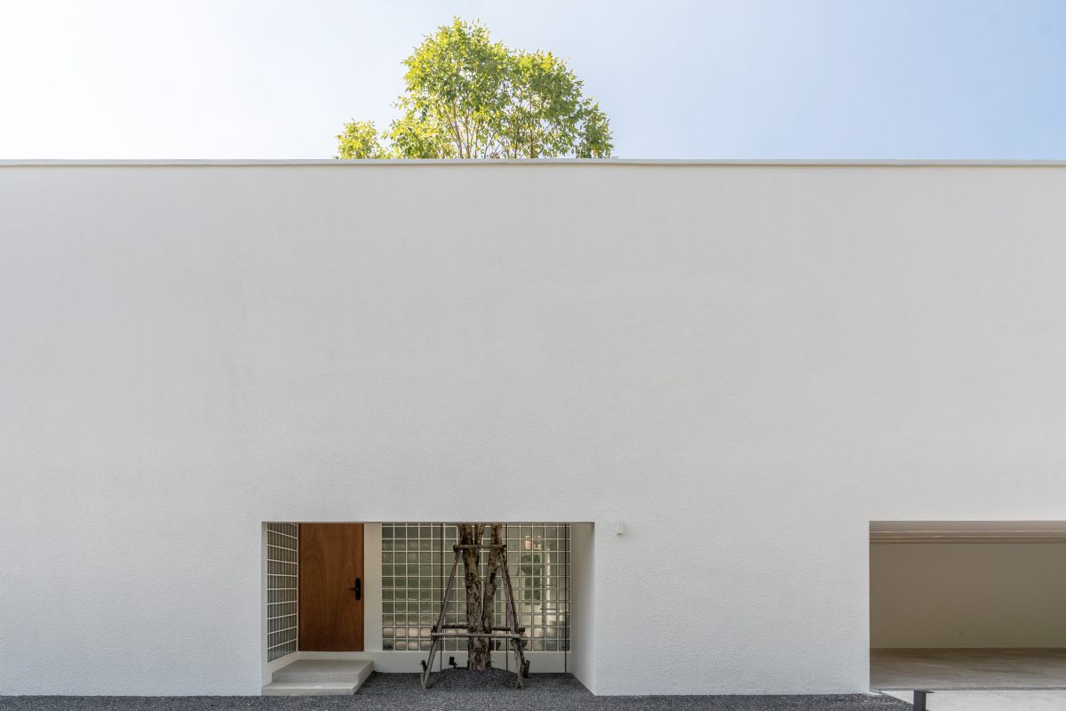 บ้านมินิมอล ของคู่รักนักออกแบบภายใต้กำแพงสีขาวสองผืน - room-1