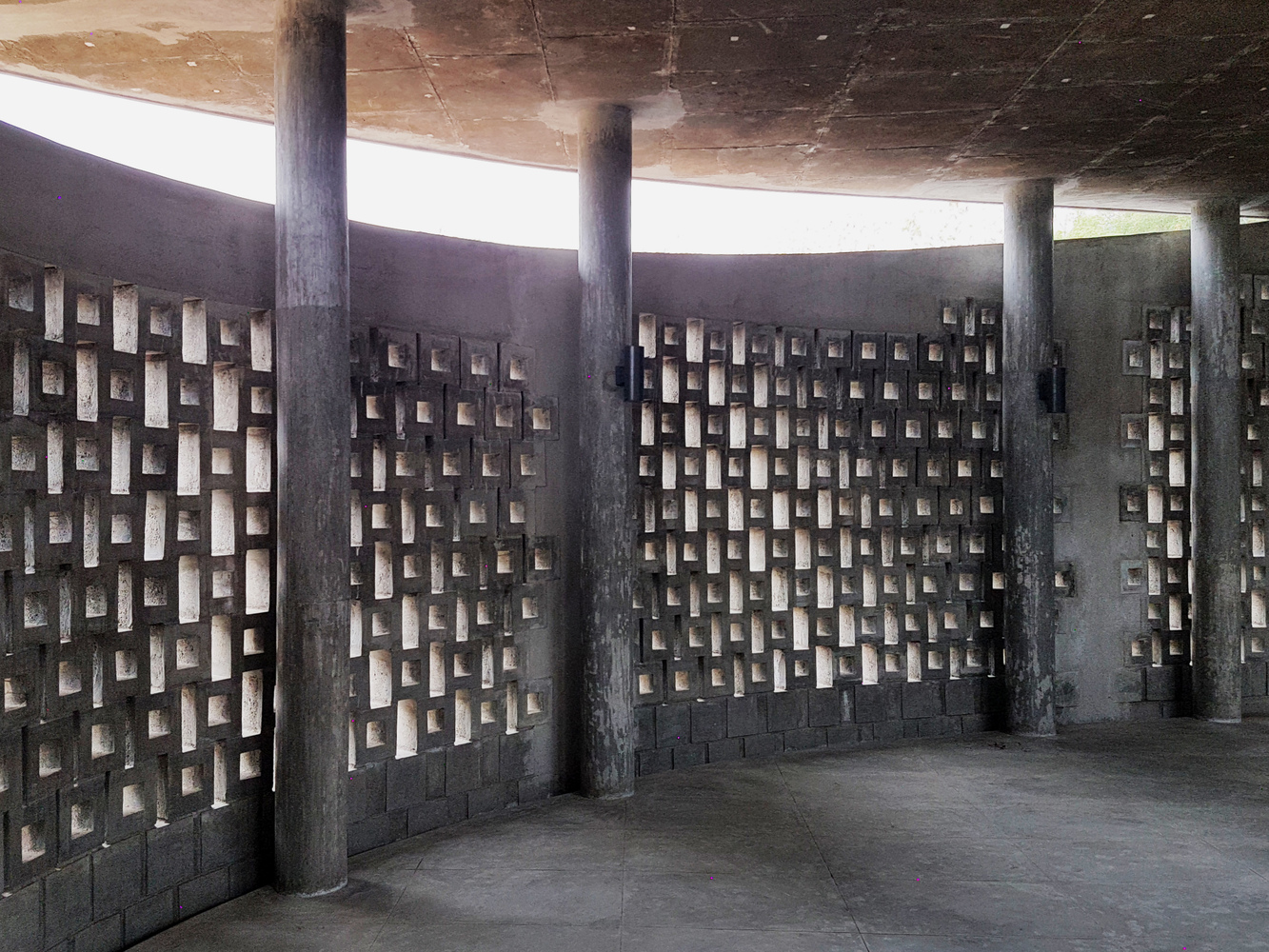 印度低成本社区中心,混凝土螺旋墙展现独特魅力-45