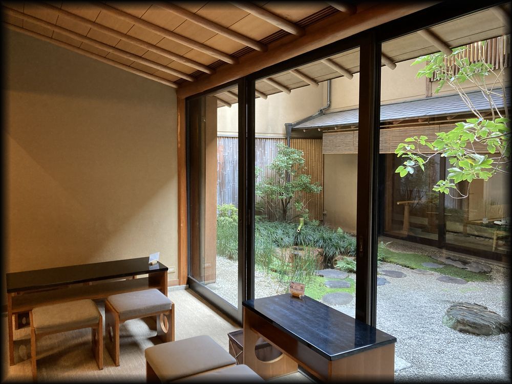 鶴屋吉信本店茶寮「菓遊茶屋」茶室「游心」及坪庭丨日本京都-23