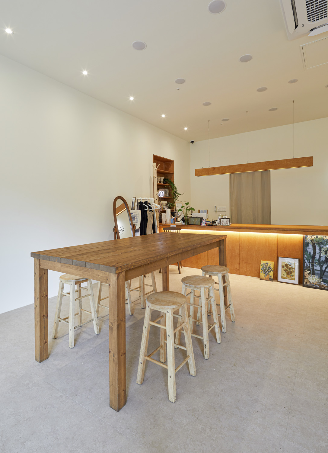 26 坪温暖氛围的白色&木质调氛围的泡沫商店设计-16