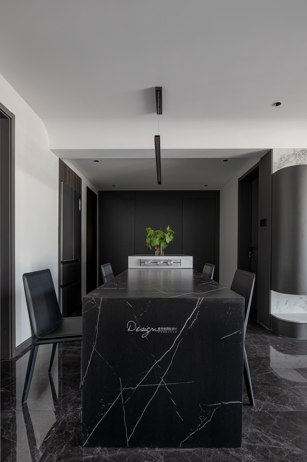 黑白碰撞,拿捏酷飒神秘的格调生活丨紫苹果国际设计-56