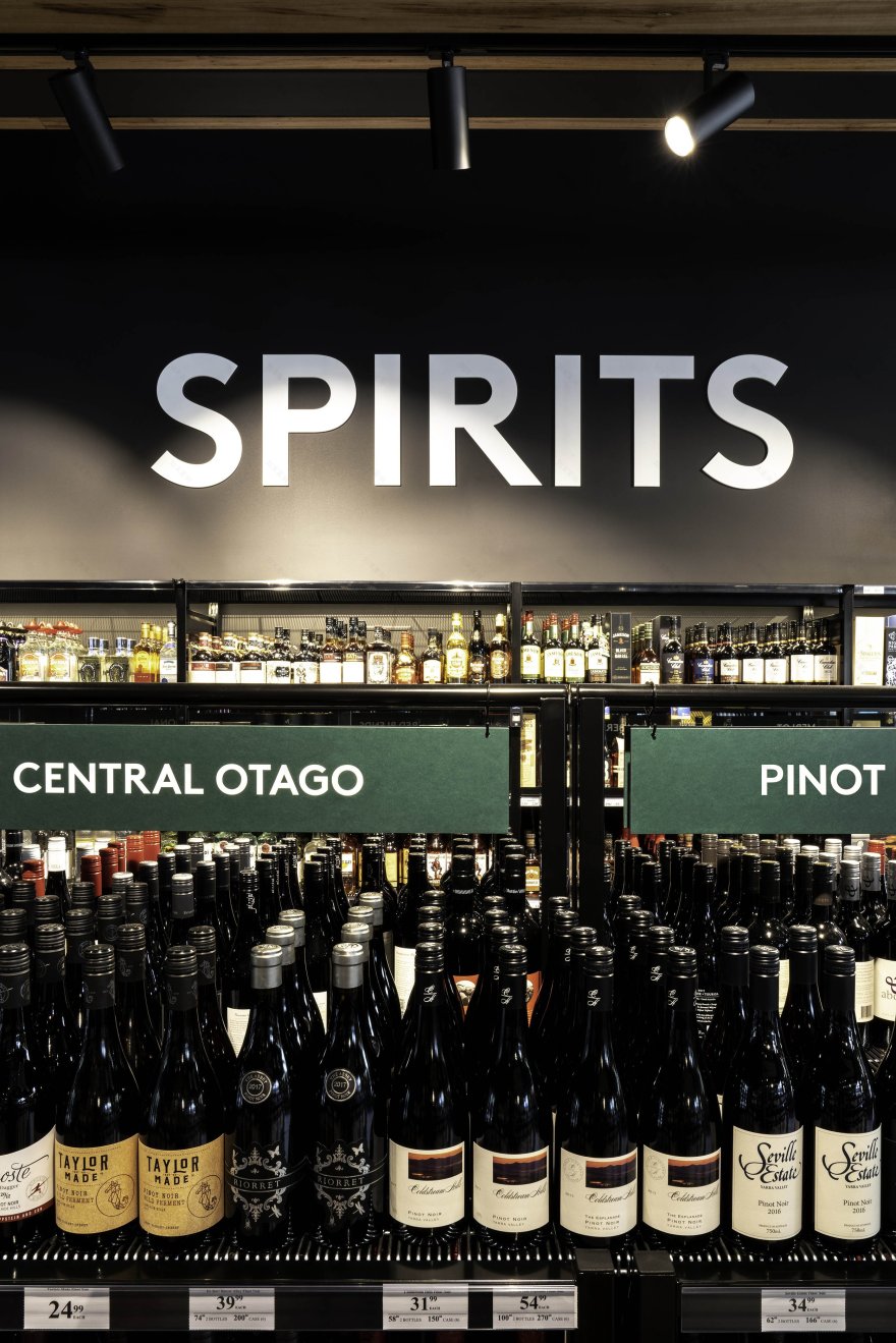 下普伦蒂酒类专卖店
注:LOWER PLENTY是一个地名,可音译为下普伦蒂 ,LIQUOR常见意思为酒类;酒吧 ,这里结合语境推测为酒类专卖店 丨Becon-13