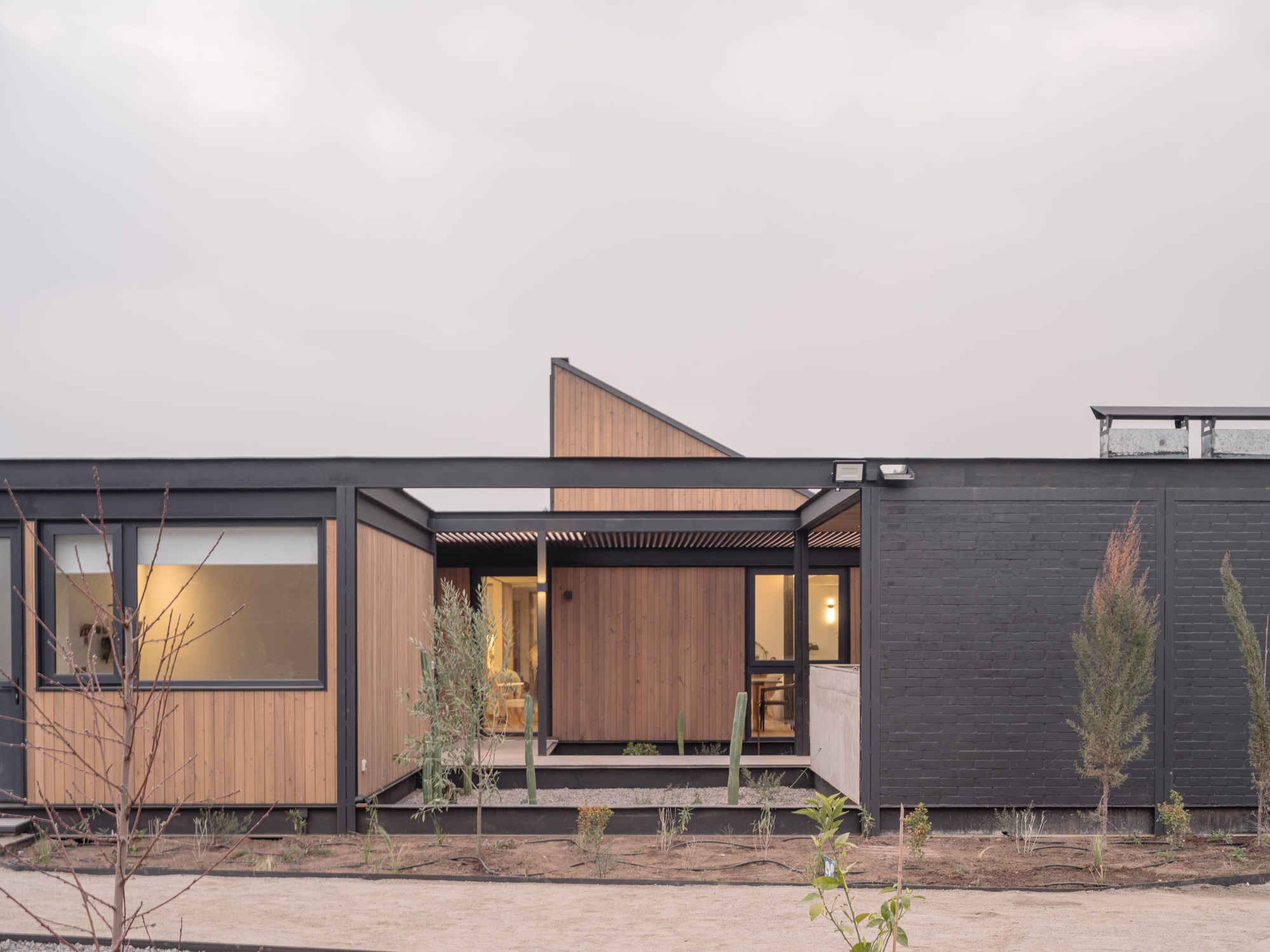 House with Lucarna / Paralelo Transversal-21