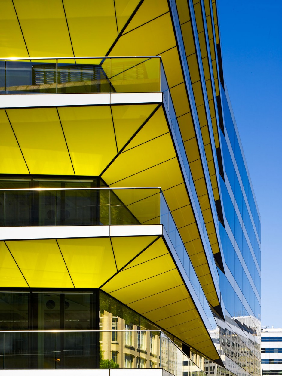 河岸别墅；河滨住宅；河畔公馆（三个根据不同情境从通用语境考虑比较常用的表达，可按需选择其一 ）

注：最好能提供完整语境，以便输出最贴切唯一的翻译如果在建筑行业领域，河岸府邸相对更适合；如果是住宅介绍，河岸别墅会较合适；若作为酒店之类的名称，河滨酒店也有可能个人倾向按住宅常见角度用河岸别墅 丨英国伦敦丨David Walker Architects-24