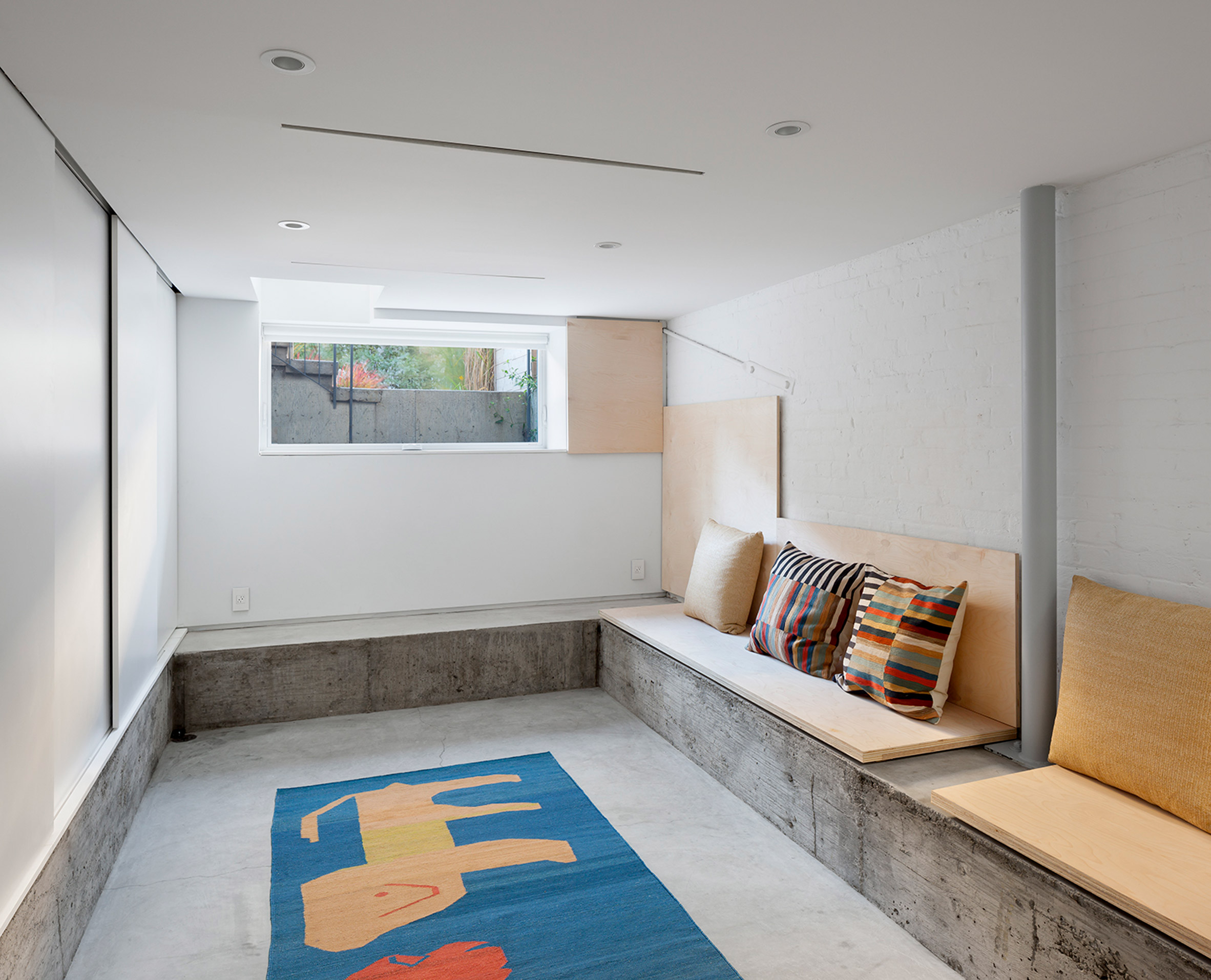 Aleph-Bau creates metal rooftop addition for slender Toronto townhouse-14